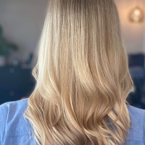 Balayage i lyst hår af Salon Flottenheimer i Dalum