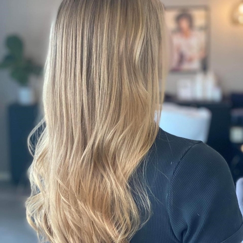 Balayage i lyst hår af Salon Flottenheimer i Odense